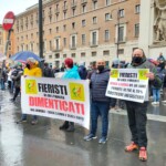 La protesta dei ristoratori in piazza cantando l’Inno di Mameli