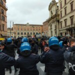 La protesta dei ristoratori in piazza cantando l’Inno di Mameli
