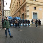 La protesta dei ristoratori in piazza cantando l’Inno di Mameli