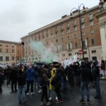 La protesta dei ristoratori in piazza cantando l’Inno di Mameli
