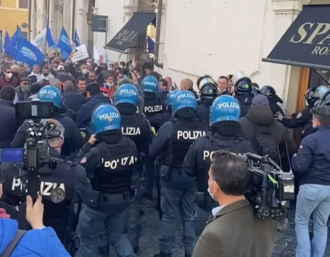 Gli scontri dei ristoratori in piazza Montecitorio
