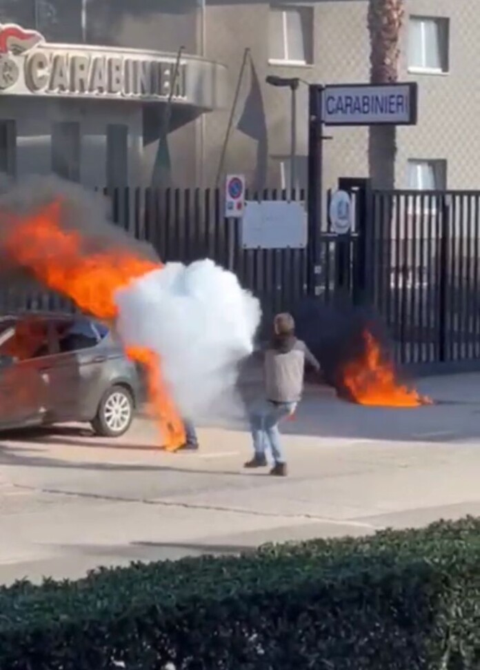 Tragedia a Rende, si dà fuoco davanti alla caserma dei Carabinieri