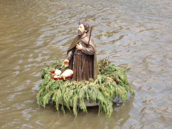 la statua del Santo nelle acque del Lambro posizionata in occasione delle celebrazioni del 6 Giugno