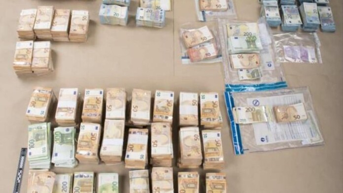 Vogliono pagare il caffé con il pos ma intanto prendono mazzette dal Qatar