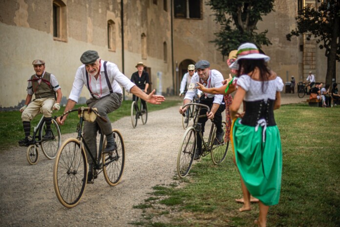 A Vigevano su bici d'epoca con suoni e abiti anni 20 e 30