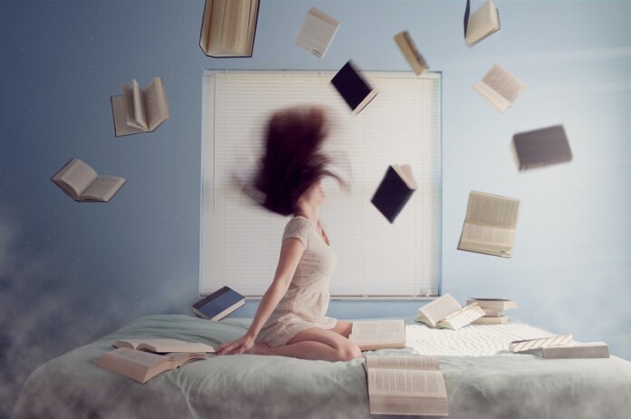 Ragazzi mollate i social e leggete un libro, che è una figata