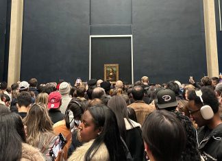 Al Louvre vince il telefonino. La sala di Monna Lisa è un caos