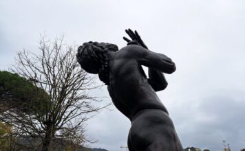 Pietrasanta: il maestoso bronzo “Zarathustra” sarà esposto fino al 2 giugno
