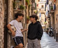 I dialetti conquistano le nuove generazioni: dalle tradizioni locali alla musica contemporanea