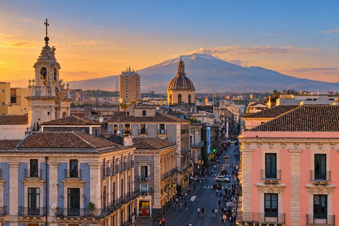 Panorama al tramonto con l’Etna