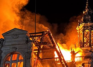 Attacco al cuore di Limoges: devastato dalle fiamme lo storico Hôtel de Ville