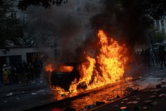 Antagonisti e maranza devastano le città: ecco chi li difende