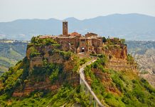 La Città Identitaria di Civita di Bagnoregio, con Bolsena, Capitale dell’arte contemporanea 2028