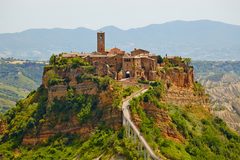 La Città Identitaria di Civita di Bagnoregio, con Bolsena, Capitale dell’arte contemporanea 2028