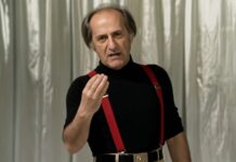 Addio a Bracardi, l’eterno bambino impunito della comicità in TV